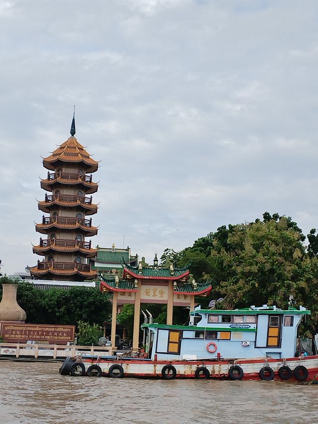 湄南河上，撞见曼谷的双面风情