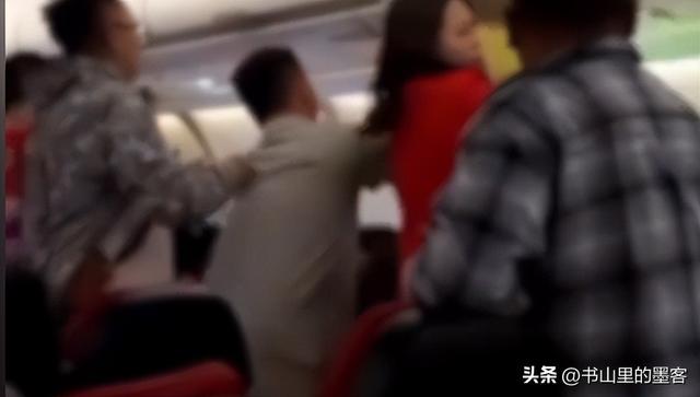 亚航飞机打架事件后续：原因曝光，双方都有受伤，结局令人惋惜！