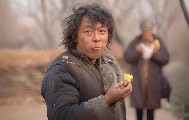 陪玩陪睡只是冰山一角，认干爹，舔手指，拜高踩低，实在荒唐！