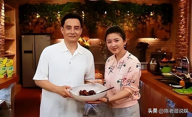 他被谢霆锋打成重伤，发妻6次流产绝情离开，如今街头卖卤肉为生