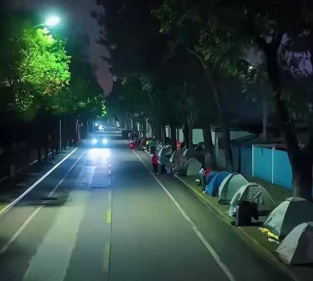 帐篷新时尚，旅游逛菜场，年轻人为何突然热恋于人间烟火的浪漫？