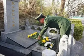 18岁少年葬于北京闹市，无人敢迁移他的坟墓，火车来了也得绕道图片