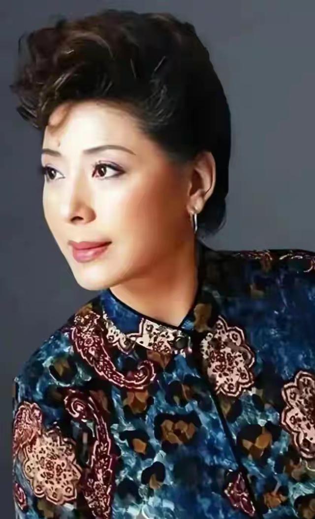 国家一级演员 女中音歌唱家 关牧村