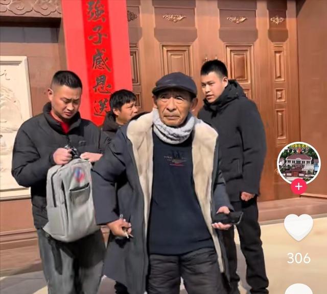 刘强东给老家送年货现场曝光，令人恶心的一幕出现，当场被人制止