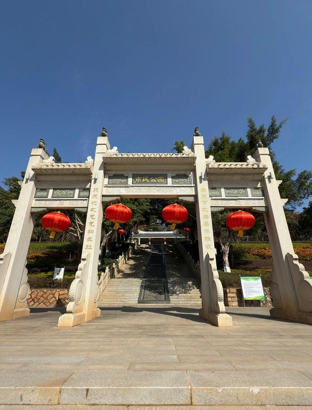 厦门集美市民公园，城市中的绿洲，园中集美塔总建筑高度79.5米