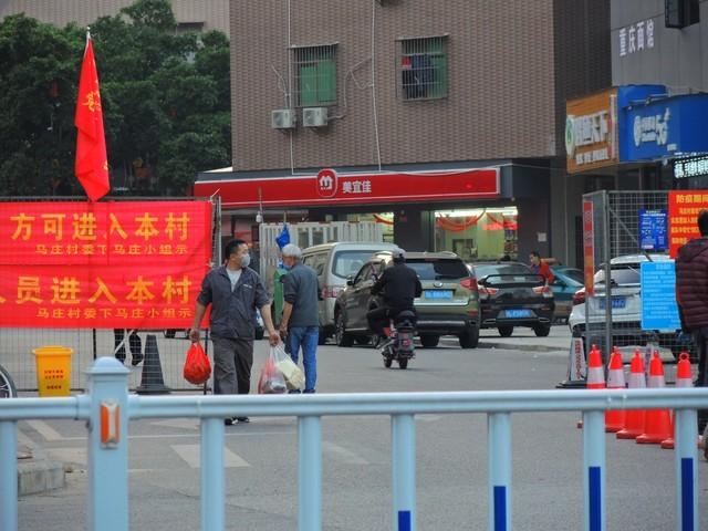 我给嫂子送孩子衣服，她刚出浴围着浴巾，红着脸让我进去喝水