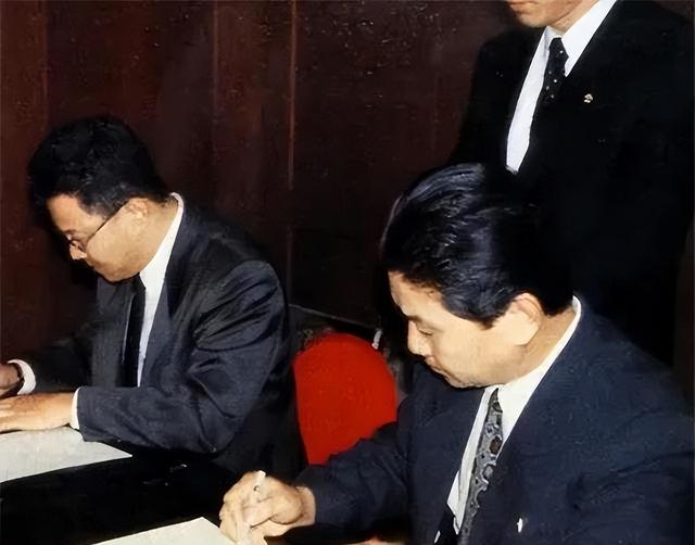 1996年，韩国特工朴彩瑞将窃听器放入尿道中，去面见朝鲜领袖