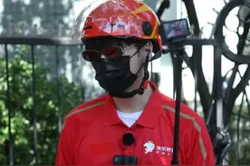 知名男星张艺兴街头送外卖，摘下口罩和墨镜大方与人合影图片