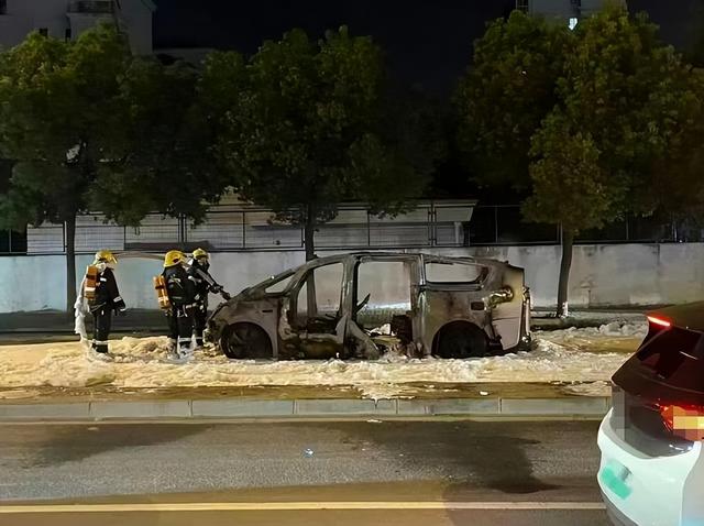新能源车又爆燃！固态电池超安全还能长续航，却被五道难关卡脖子