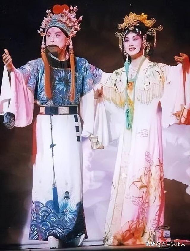 至今未婚未育，身边却有男人陪了近27年!59岁的李胜素才是真清醒