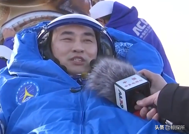 神舟二十号乘组返回！三名宇航员被抬出返回舱，难道是生病了？