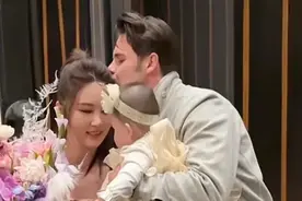 盈公主参加阿迪生日，阿迪刮了胡子手捧鲜花，阿迪亲吻公主显尴尬图片