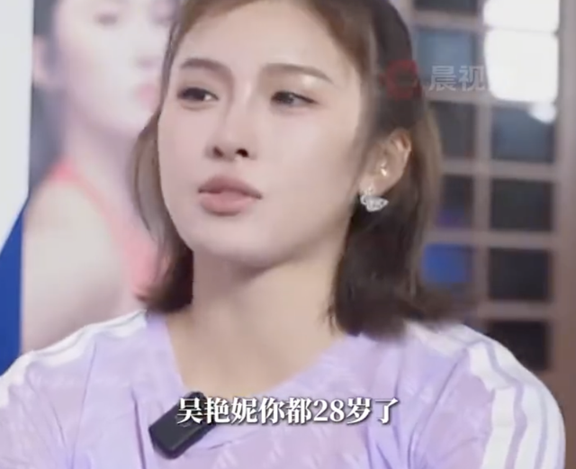 吴艳妮发九宫格写真引网友嘲讽，本人回怼