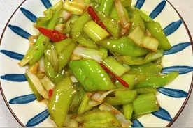 青椒和它是绝配，大火一炒就出锅，比肉菜还好吃，米饭多炫2大碗图片