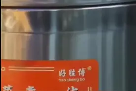 一高校食堂有老鼠爬上煮面桶？市监局：已赶赴学校调查图片