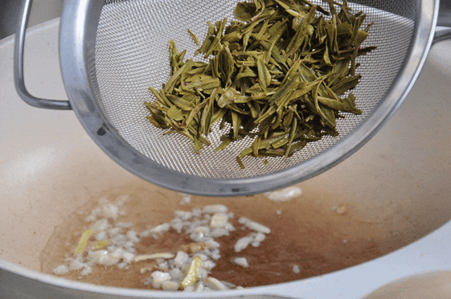 茶香味十足的吮指龙井虾！龙井茶的清香，配上虾的鲜甜，让人迷恋