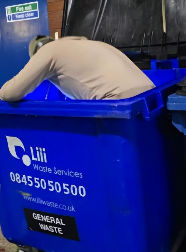 英国男子靠翻垃圾箱年入4000英镑，曾捡到名牌包，一战古董和珠宝