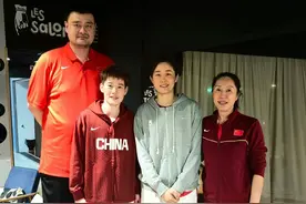 今天凌晨：潘臻琦、金维娜合影姚明、郑薇！中国女篮12人名单出炉图片