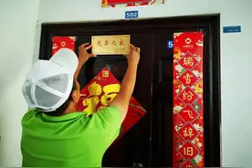 有多少“光荣之家”牌子，是让自己去拿，拿回去后自己悬挂的呢?图片