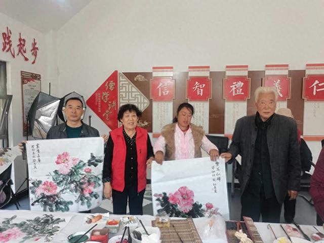 重阳佳节将来临 创作墨宝送老人