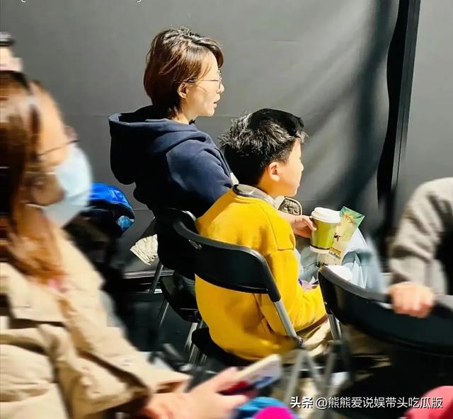 52岁董卿现身北京逛超市，穿着一年前的旧衣服，身材苗条状态超好