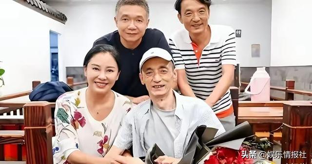 她是国家一级女演员，多次给坐轮椅丈夫戴绿帽，如今儿子也是演员