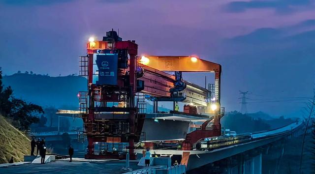 西渝高铁康渝八标在全线率先完成箱梁架设任务