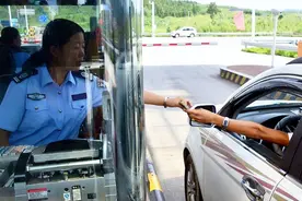 高速服务区睡一觉，过收费站多交好几百？车主怒问：睡觉也花钱?图片