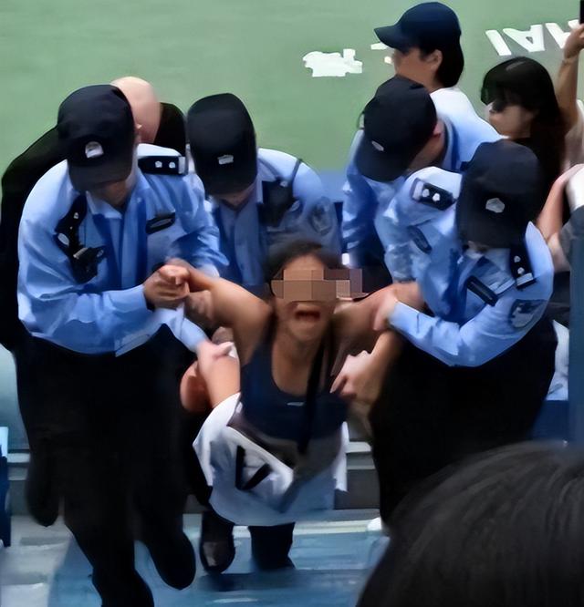 越扒越有！上海闹事护照姐生活萎靡，前男友也不一般，邻居曝更多