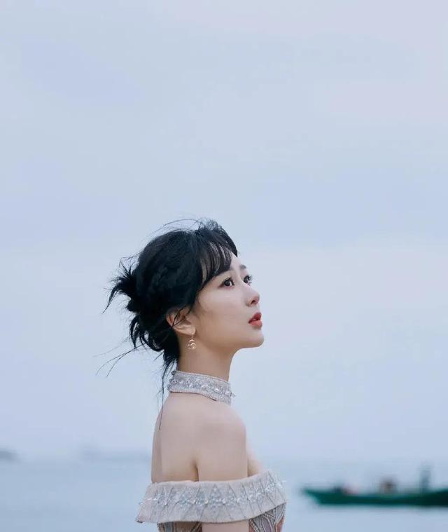 杨紫的“蝴蝶胸”火了！果然清纯在性感就是面前一文不值！