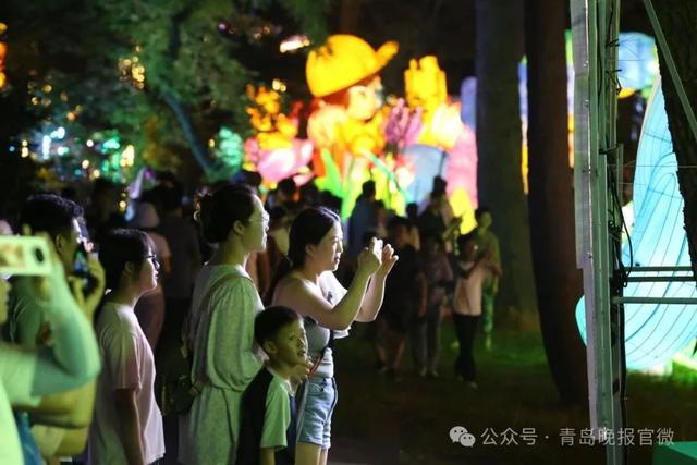 青岛之夏艺术灯会成岛城顶流，这里人“鼓”了，凑齐青岛消夏“四件套”！