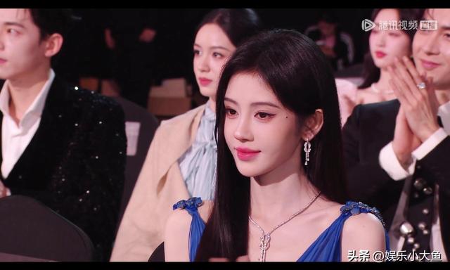 鞠婧祎出席星光大赏活动	，黑色露肩长裙配珍珠项链，腰肢纤细好美