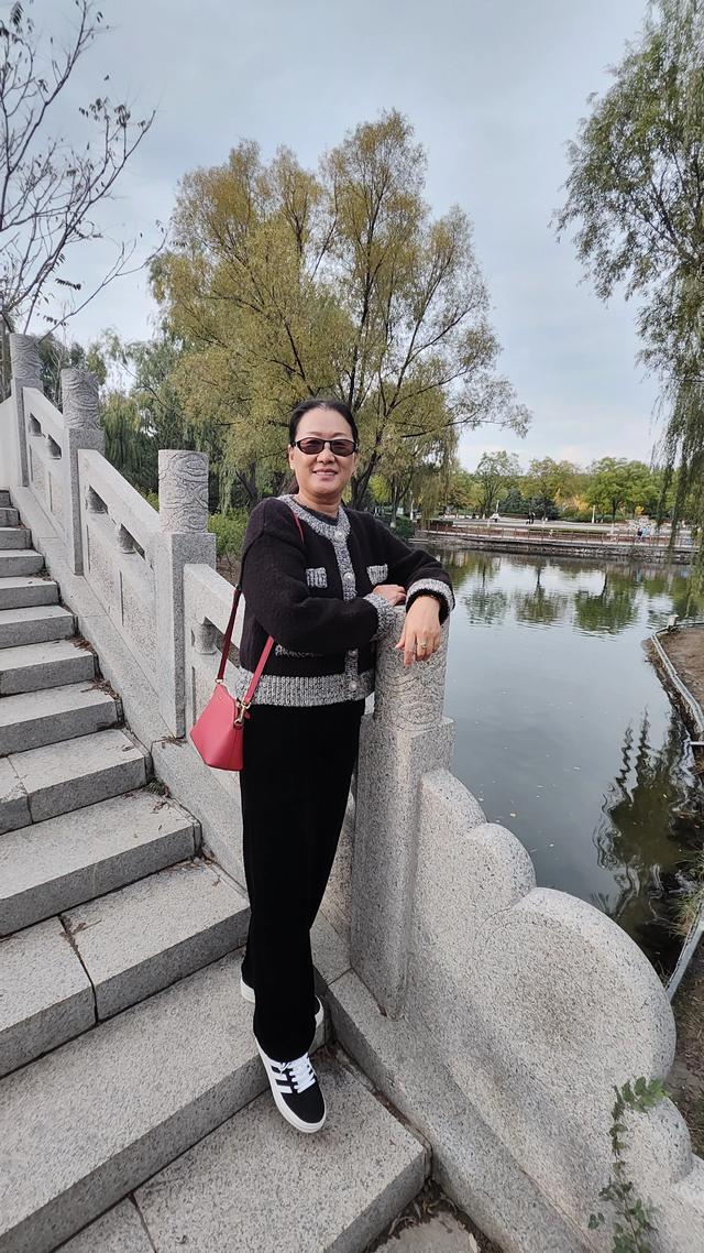 宣化万柳公园银杏黄来火炬红，战友军嫂游园观赏图片集