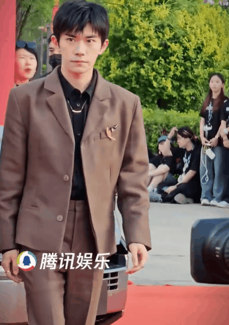 青海这一夜：万茜腰臀比无敌了，张颂文大佬气场，惠英红太惊艳