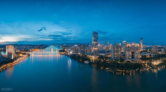 国内最有 “割裂感” 的城市之一！浪漫不失烟火，海鲜档吃到扶墙出