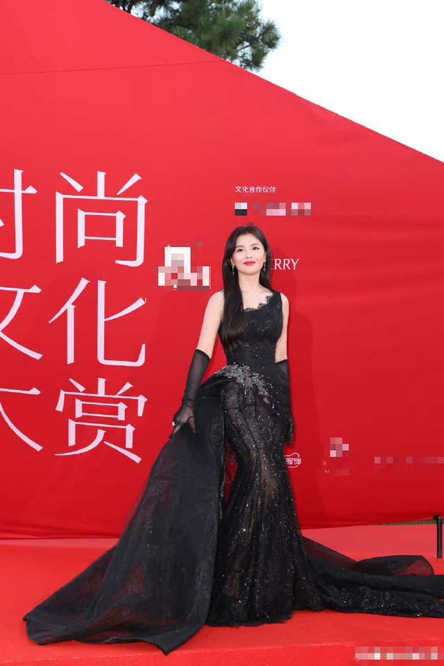 北京晚宴暴露咖位，檀健次靠边坐，刘涛董子健硬挤，C位都是大佬