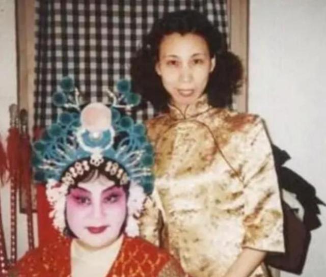 吃里爬外，永不回国？她带领30名演员选择留美，如今年过花甲归来