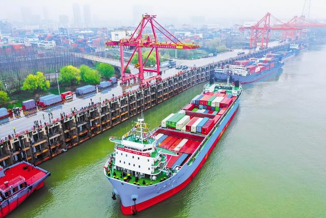 美媒：中国顺差首破万亿，特朗普上台11个月，顶中国自己苦干5年