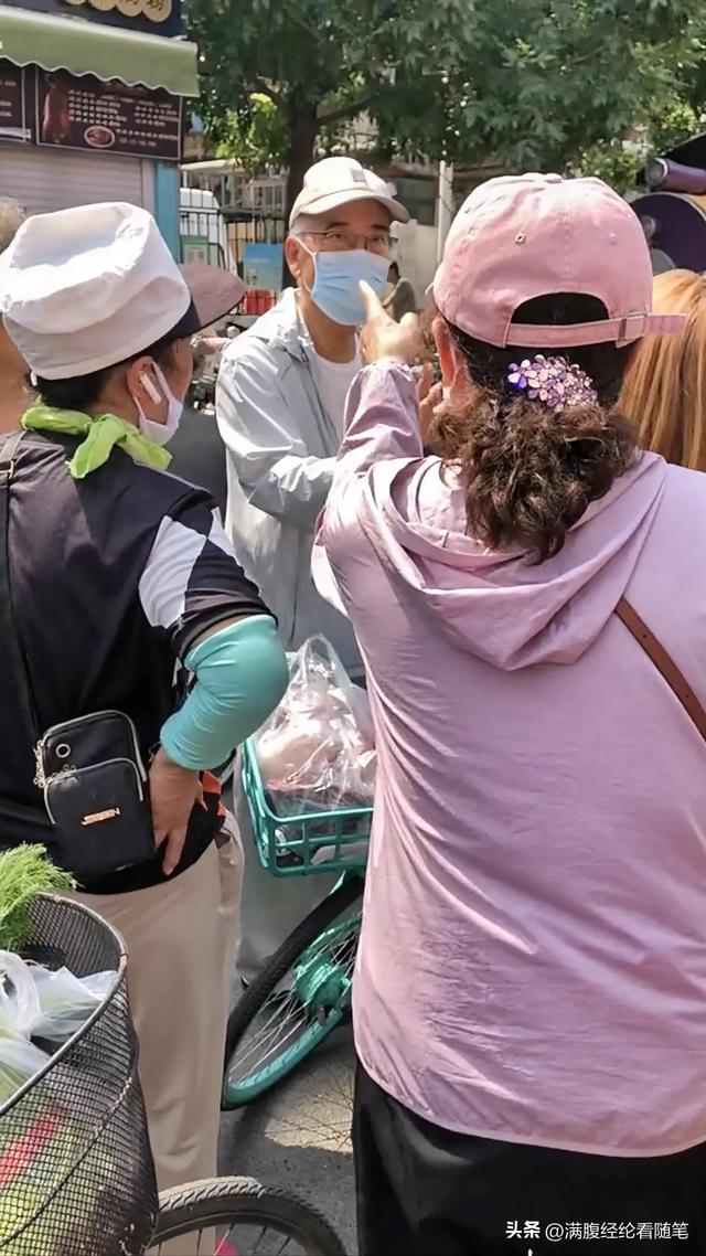 犯众怒！骑车蹭到大爷，女子不停道歉，大爷要女子受点教训赔钱！