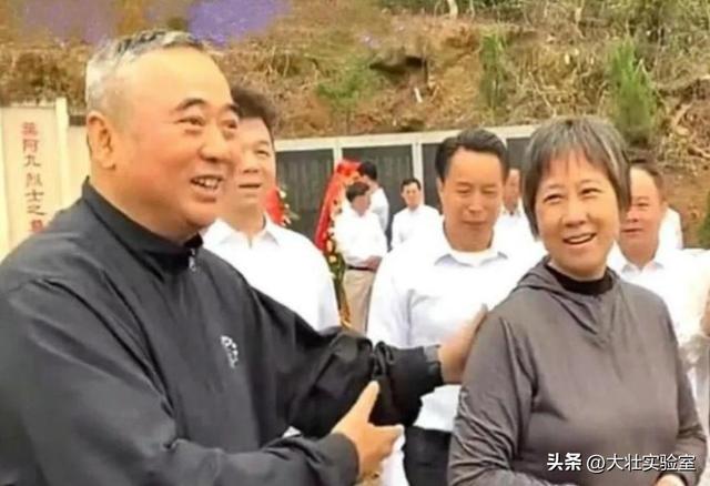 李鹏总理儿媳罕见留影，五官端正长相大气，爷爷功勋卓著比肩元帅