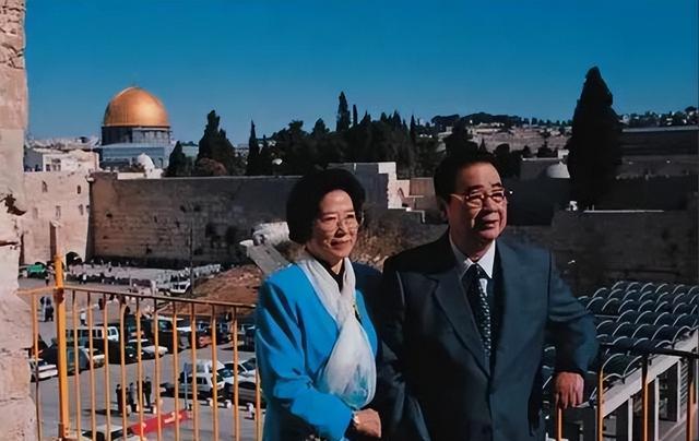 1997年，李鹏总理全家在玉泉山游玩，难得团聚，女儿女婿罕见出镜