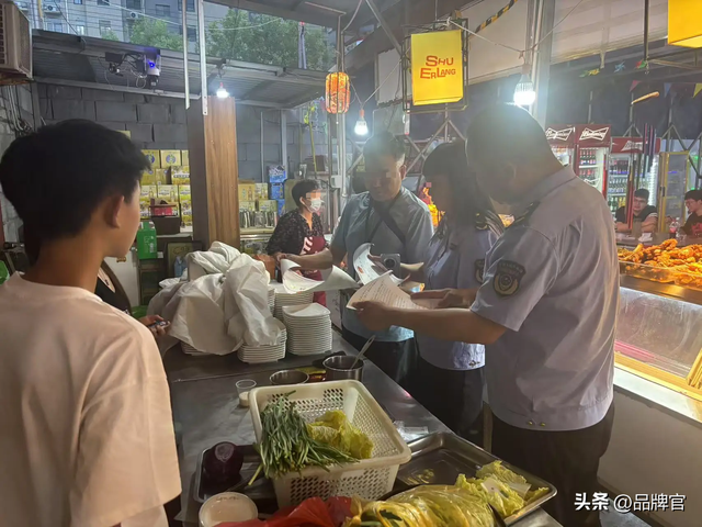 街边的廉价小吃，被捧成了吃不起的样子，专割年轻人的“韭菜”