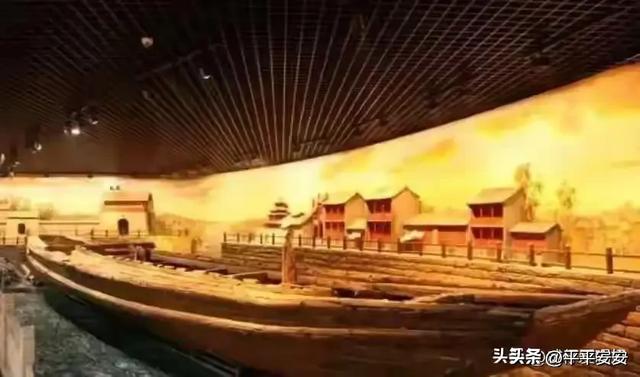 山东一农民挖藕时，发现脚下踩到东西，众人合力挖出后	，全都傻眼