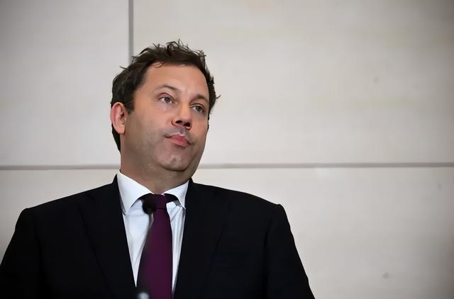 日本话音刚落，又一国介入台海，专机已经离华，要逼中国做3件事