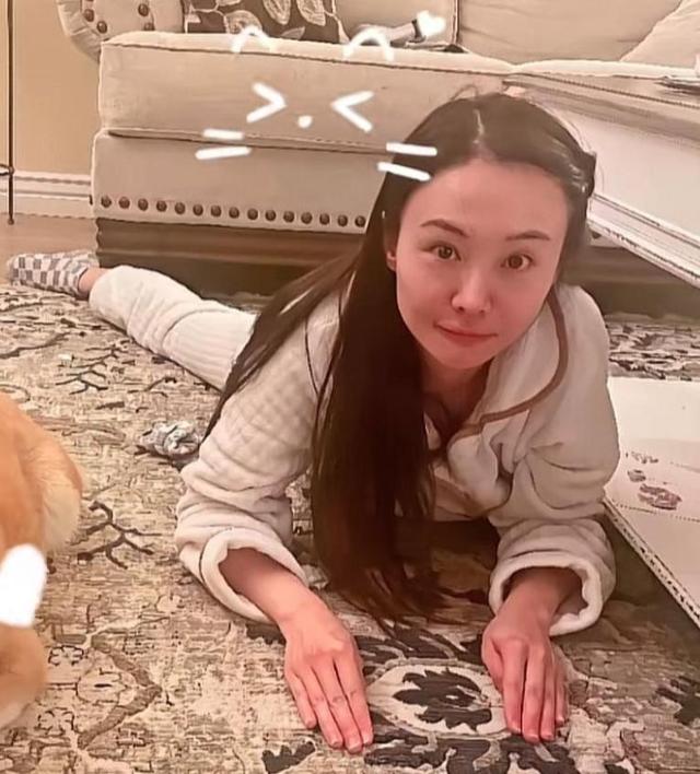 35岁郑爽近照曝光！形象管理失败，彻底成了素人，在美日子舒坦了