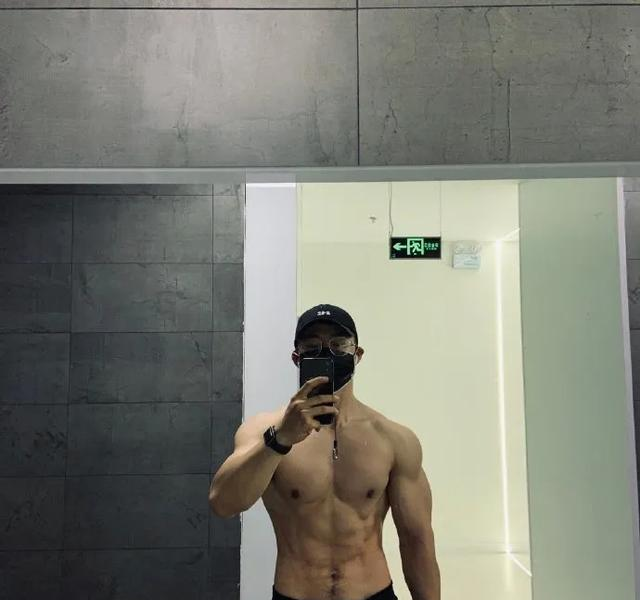 北京医生竟然是肌肉猛男！？脱下工作服之后	，女网友纷纷求打针！