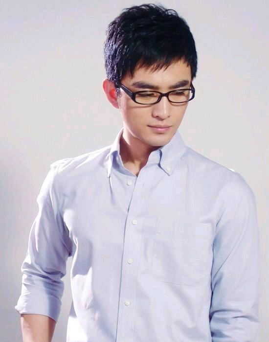 06年参加加油好男儿的张晓晨帅气自信迷人如今变成成熟稳重男人。