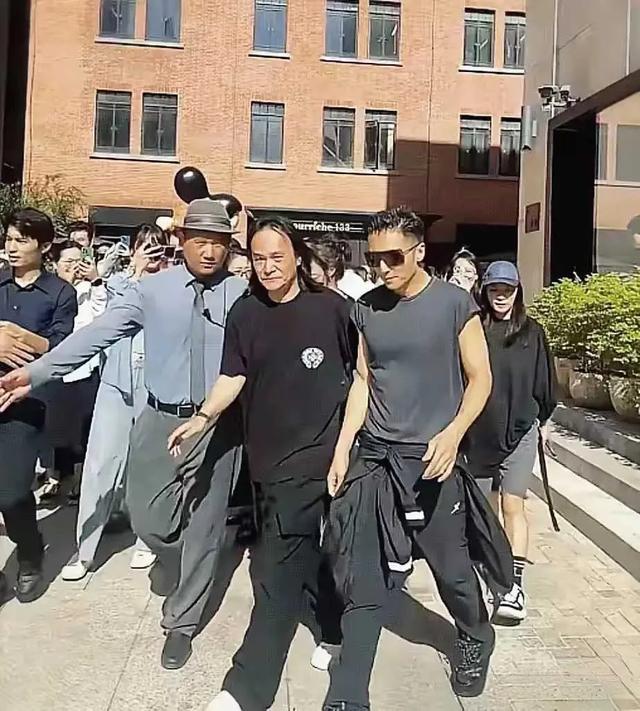 谢霆锋45岁状态炸裂！上海街拍帅到报警，这打扮我跪了！