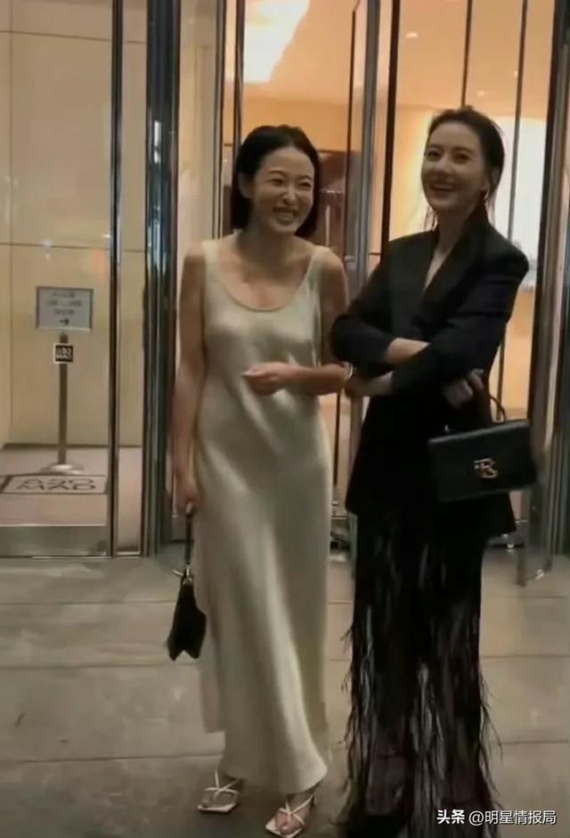 这种面料也就她敢穿了吧，稍微有点肉小肚子就很明显，好尴尬