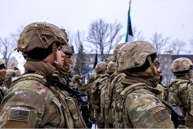 刚要下令对伊朗动武，特朗普突然接到一通电话	，立刻叫停行动